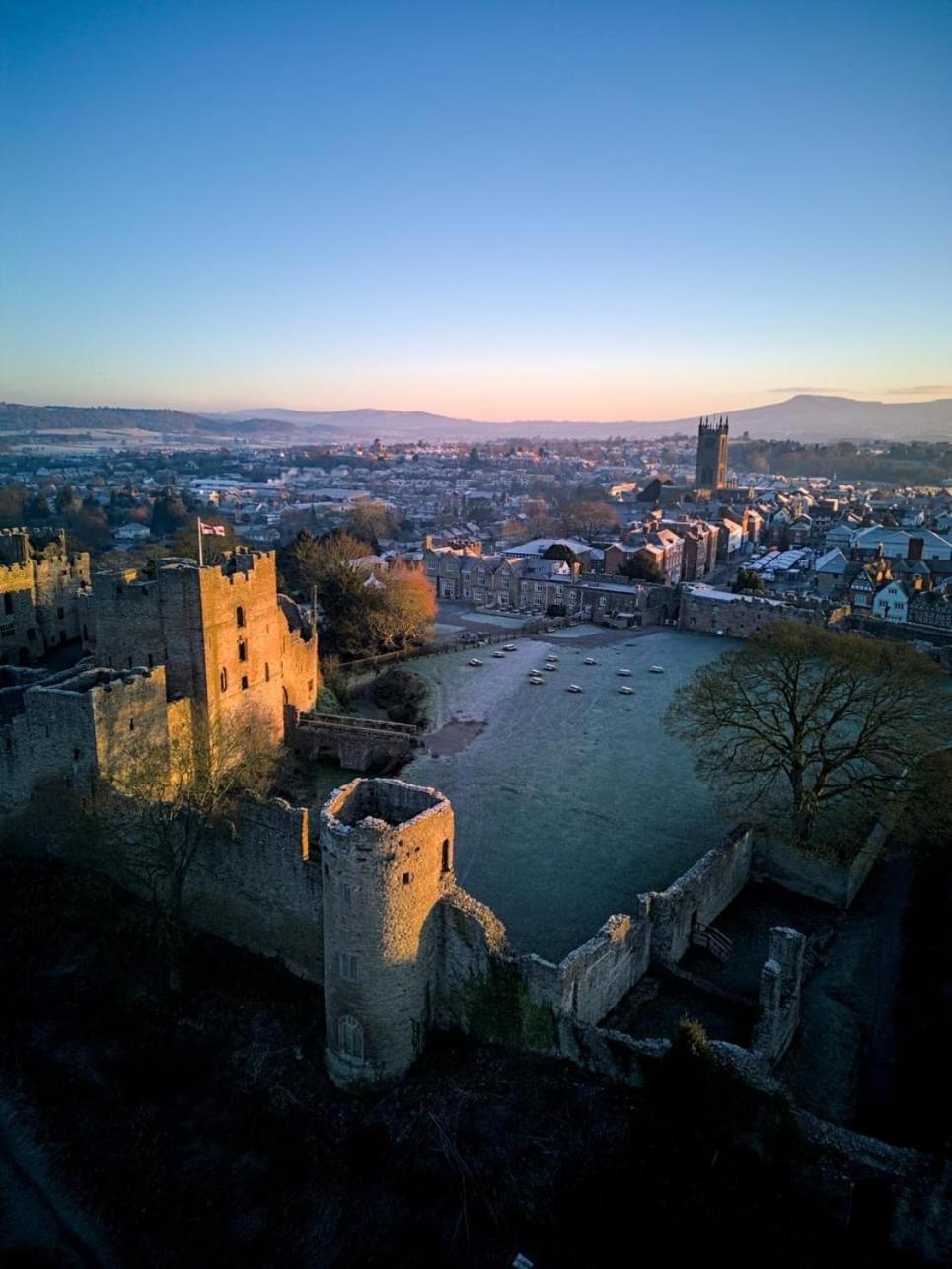 Luxury 2 Bed Apartment With Free Parking Ludlow Esterno foto