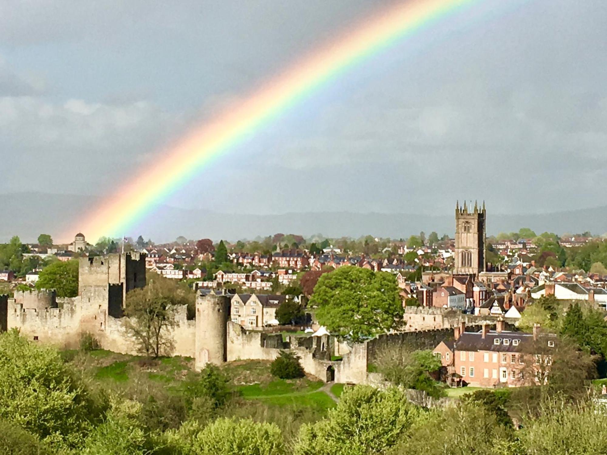 Luxury 2 Bed Apartment With Free Parking Ludlow Esterno foto